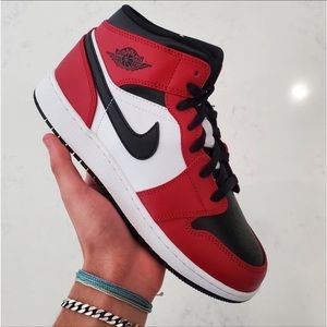 Air Jordan 1 Mid GS Chicago Black Toe